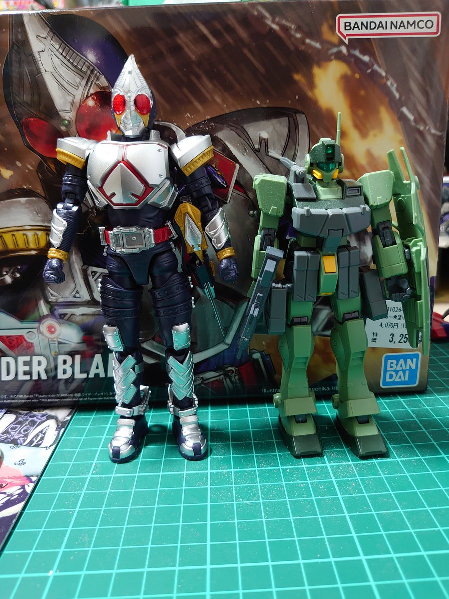 DKkou12's tweet photo. #ガンプラ  #仮��ライダー剣
今年最後のパチ組は、仮面ライダー剣
比較にジムスナＫ９と並べてみたꉂ🤣w

プレバンは、ジムスパルタンと剣のエフェクトパーツが着弾💪

剣はシールやら細かい作業が残ってます😅 https://t.co/jlgfvR0LKa