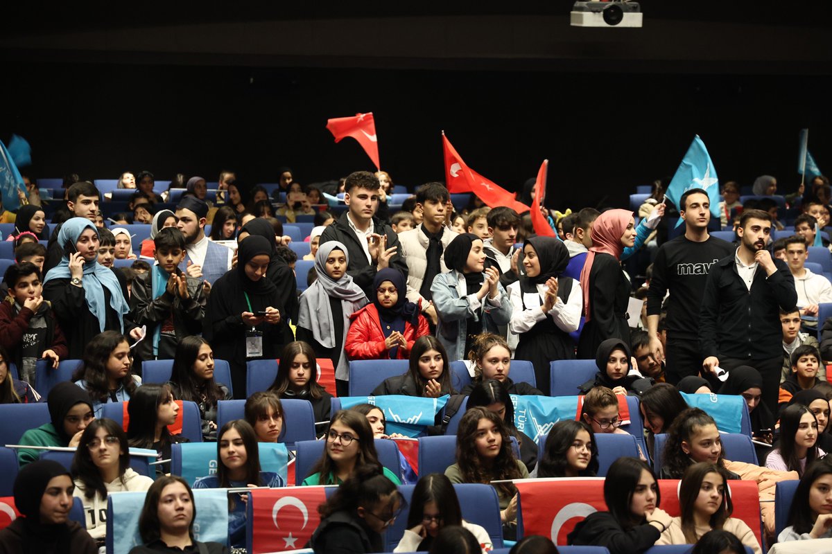 Gençlerimiz coşkulu, gençlerimiz heyecanlı, gençlerimiz Türkiye Yüzyılı’na hazır. 

📍TÜGVA Gençlik Buluşmamız.