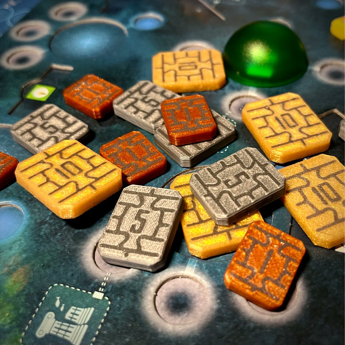 EurohellDesign's tweet image. Our product line for 🤿 UNDERWATER CITIES by @deliciousgamesboard includes these chunky weighted currency tokens 😁
 #eurohelldesign #boardgames #underwatercities
