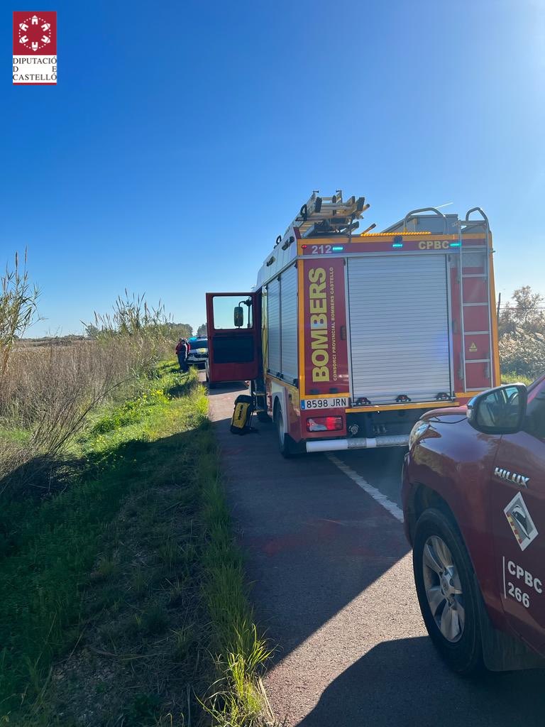 BombersDipcas's tweet photo. Imágenes efectivos @BombersDipcas parque Plana Baixa en el servicio de rescate del piloto de una aeronave que ha sufrido un accidente cayendo s una una zona inundada de marjal en #LaLlosa. El piloto tenía heridas leves y se encontraba bien. https://t.co/prKdJgSBxt