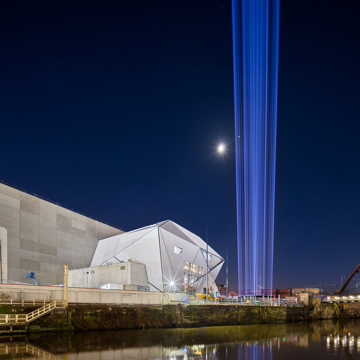 Gaze into the Manchester sky tomorrow night and you may see beams of light cutting through the air.

We're starting the new year by celebrating new life, as 
<a href="/lukejerram/">Luke Jerram</a>'s First Breath opens at Factory International.
factoryinternational.org/whats-on/first…

📸 Tomasz Kozak