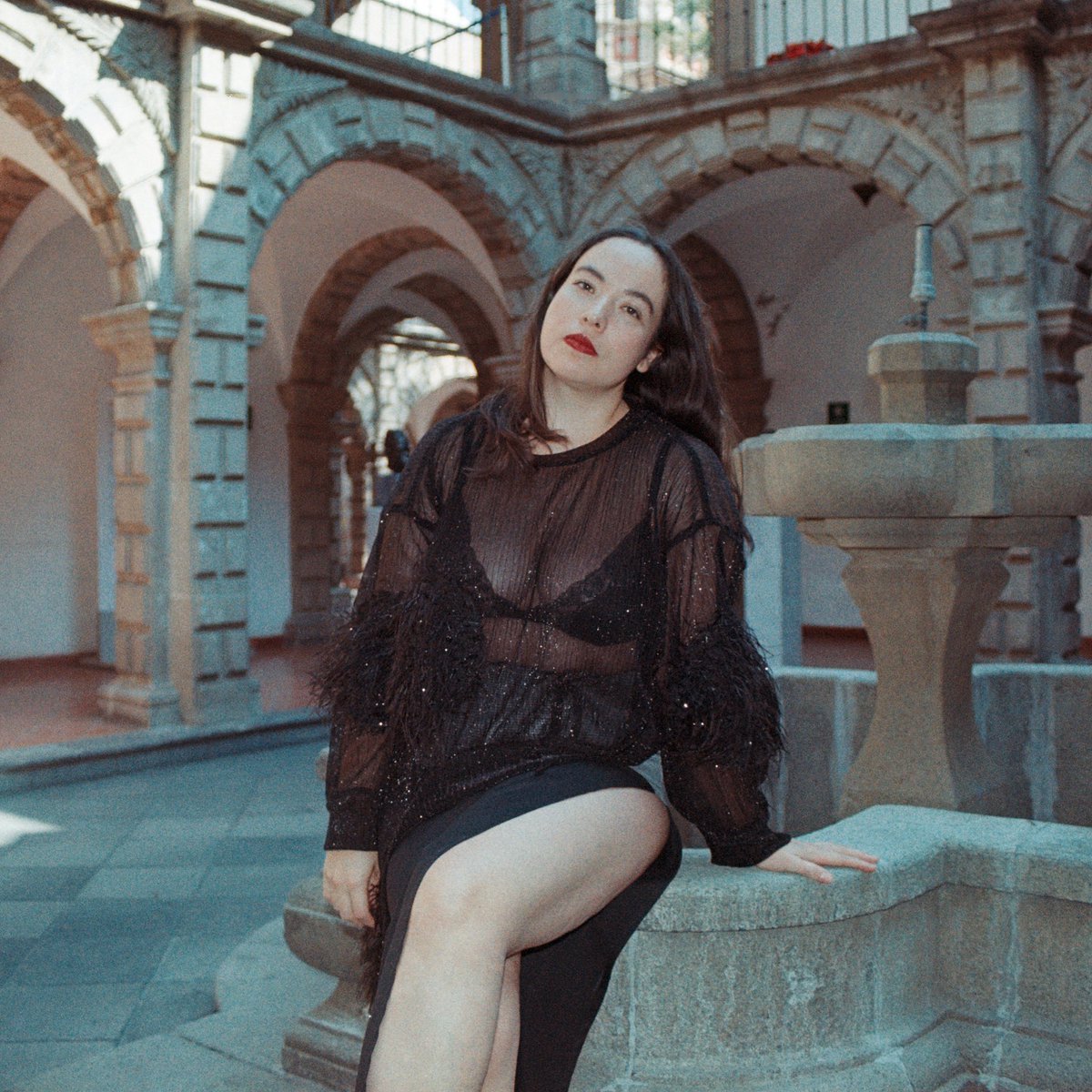 xotohechoenmx's tweet photo. #look8 #fw22 #lookbook #womenswear #modamujer #madeinmexico #hechoenmexico 🇲🇽

Frieda Toranzo Jaeger todo un mood para este fin de año. ✨⚫️✨⚫️✨

📸 X @doncharlesmx https://t.co/jORhnqqTw5
