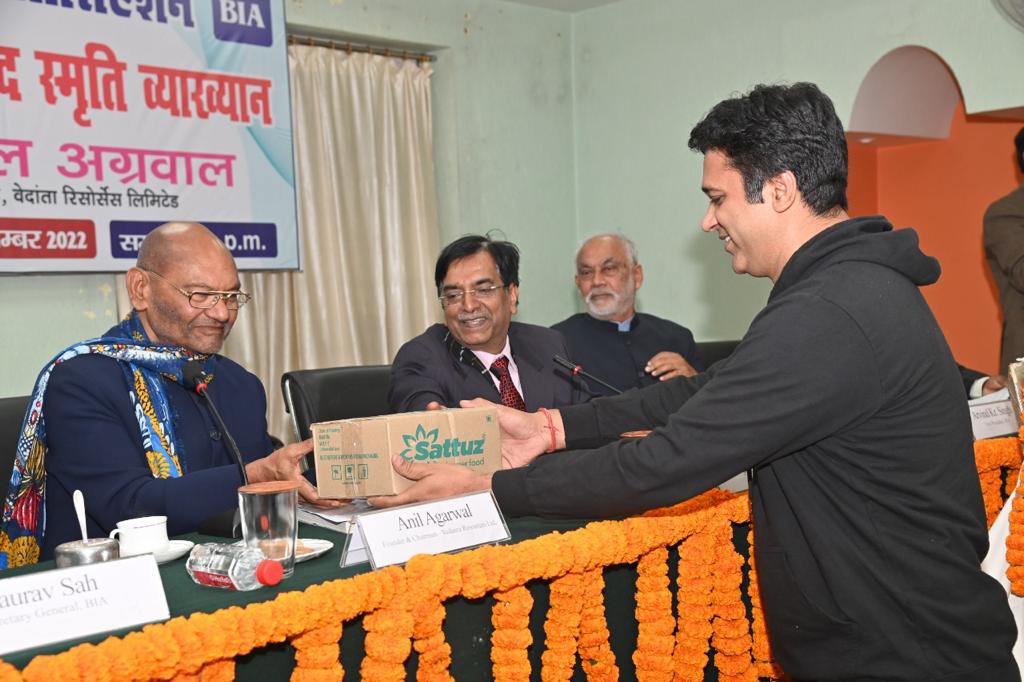 sattuz's tweet photo. One of the best moments of year 2022 was presenting Sattuz to our inspiration Shri Anil Agarwal Sir (Founder & Chairman Vedanta Resources Limited ). We learned a lot from the living legend.💐🙏🏻😊
#bihari #bihar #indistry #vedanta #founder #anilagarwal #legend #inspiration #sattuz https://t.co/G04fcTJJu8