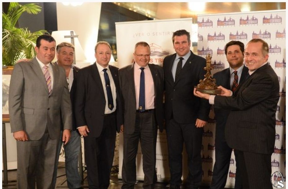 Con esta foto me quedo amigo Paco viéndote sonríe recogiendo el premio gubia de bronce que tanto te merecía D.E.P <a href="/ArtesacroT/">artesacro</a>
