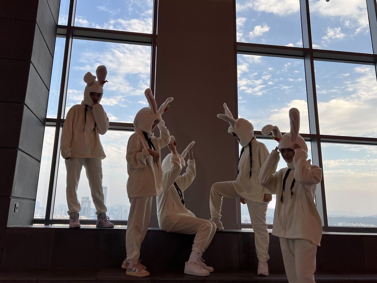 ichiiixx's tweet photo. 토끼의 해 뉴진스의 해 👊🏻🐰 https://t.co/EYXfaI8IGC