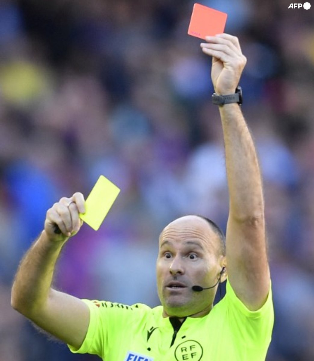 InvictosSomos's tweet photo. Mateu Lahoz mostró ¡¡15 TARJETAS AMARILLAS Y 2 TARJETAS ROJAS!! en El Derbi entre FC Barcelona y Espanyol. Una tarde más en la oficina para el árbitro español que SIEMPRE quiere adueñarse del show. https://t.co/Zgkzw6eFbp