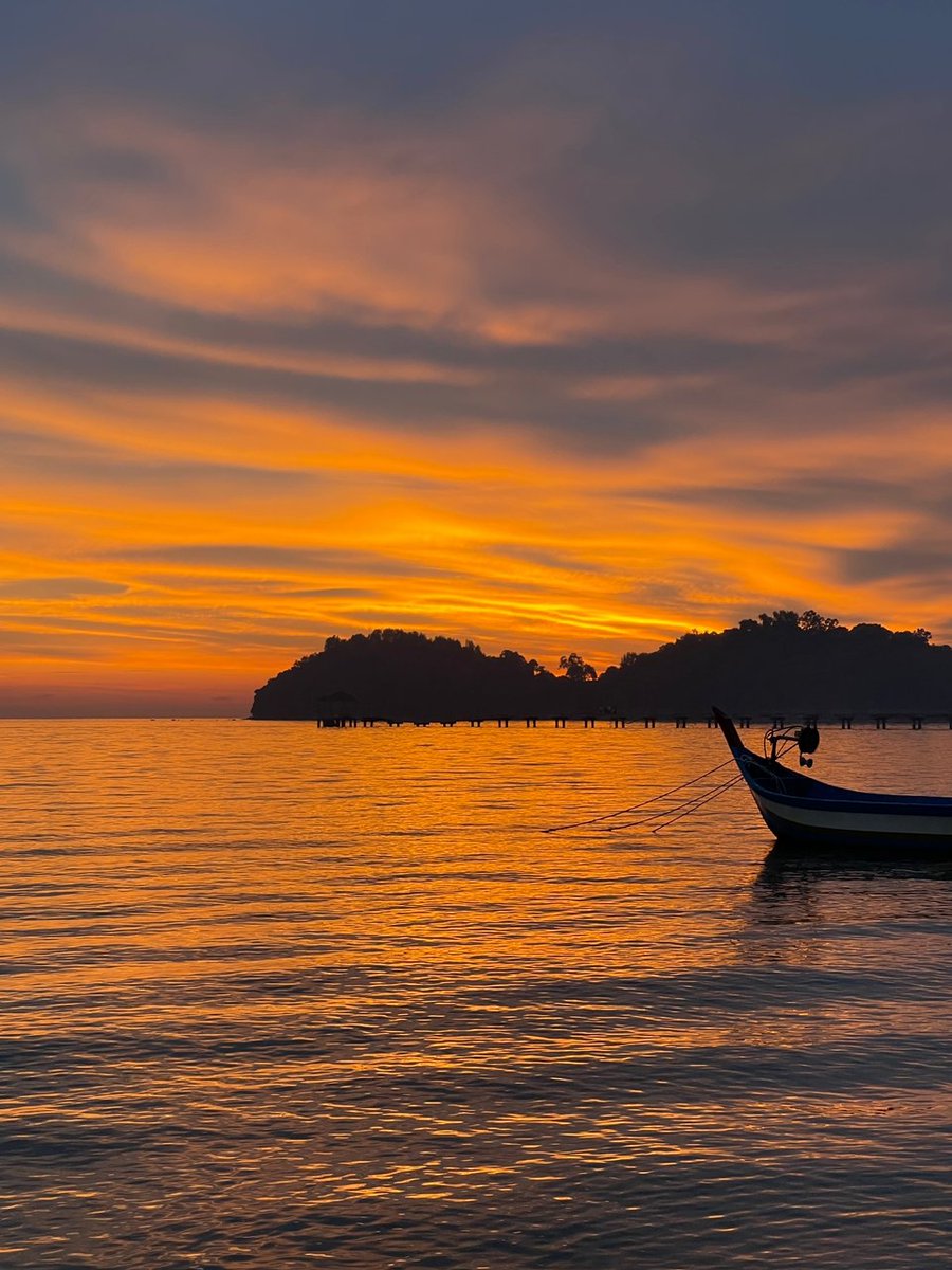 Nurelleen's tweet photo. Berdamai dgn takdir akan membuatkan diri lebih tenang. Yakin pada perancangan-Nya. 
#goodbyesukaduka2022
#lastsunset2022 https://t.co/gfZZgGYxMy