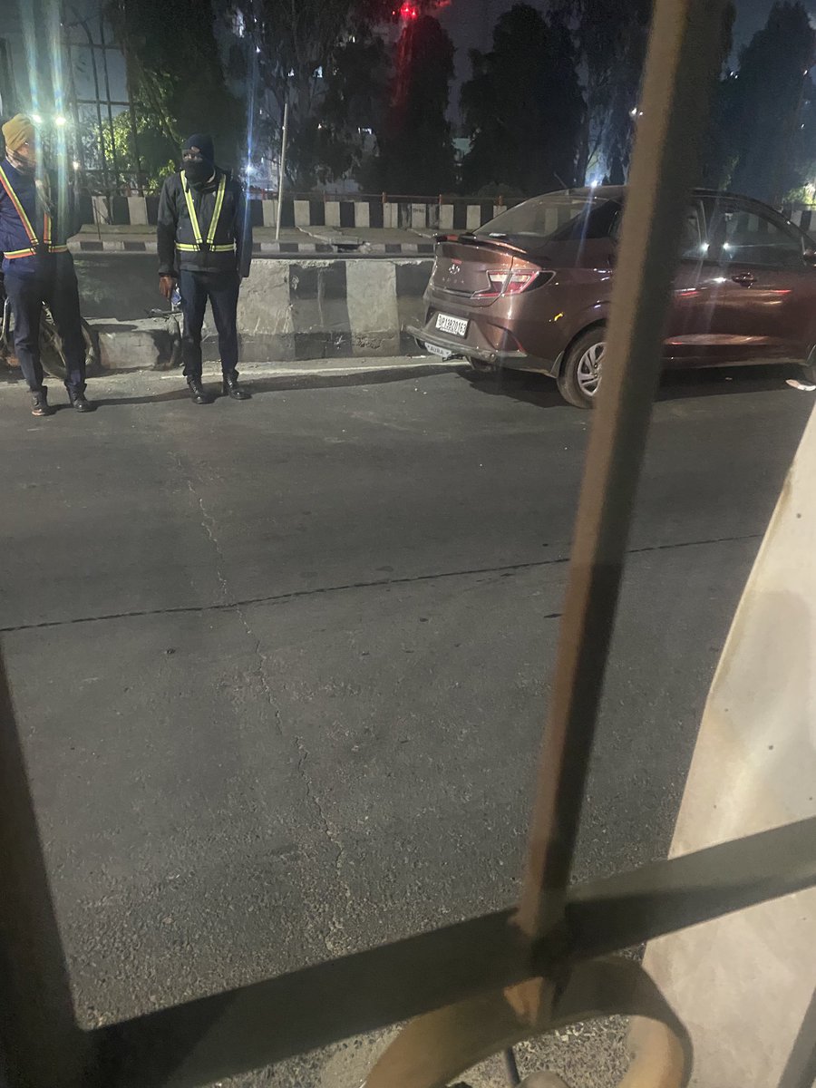Highway pr police wale apna niji vahan khada krke road pr duty to kr age hai lekin atikarman bhi kiye hue hai.. 
inke liye kuch sahi vyavastha honi chahiye.. ⁦<a href="/CMOfficeUP/">CM Office, GoUP</a>⁩ ⁦<a href="/Uppolice/">UP POLICE</a>⁩ ⁦<a href="/Ghaziabadpolic1/">Ghaziabadpolice</a>⁩