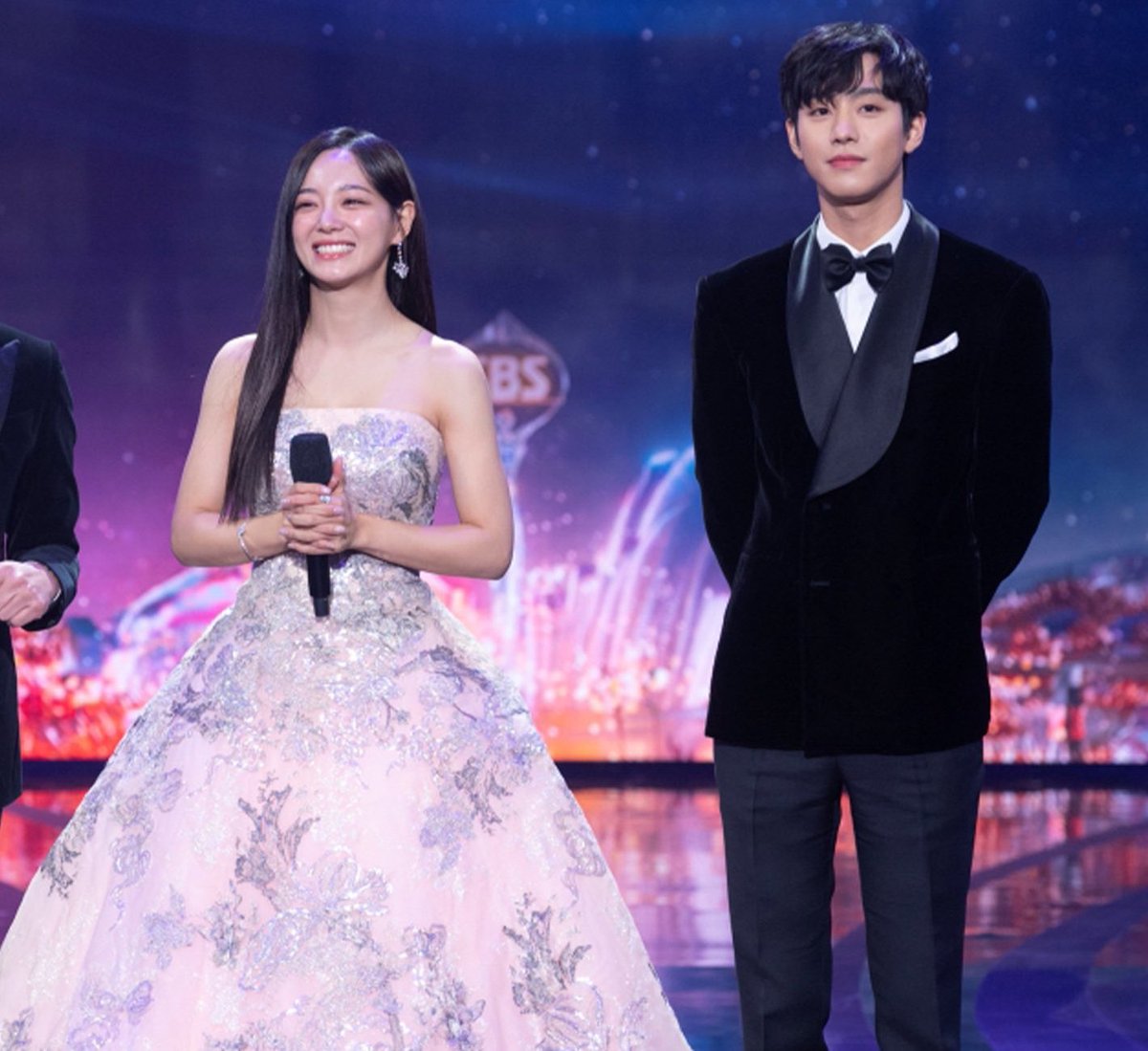wrldwdecutie's tweet photo. hyojeong lookin’ like they made the show their wedding ceremony to their reception 😆 https://t.co/eqlmCDO58k