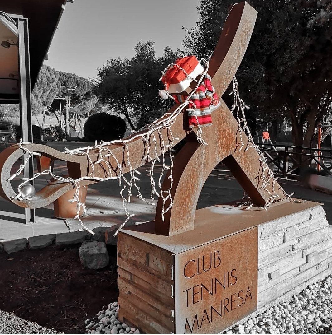 Des del CT #Manresa, tots els seus socis i sòcies tennistes &amp; padelistes, la Junta Directiva, i els i les professionals del Club us desitgem un molt bon any 2023 per a tothom,... i sobretot amb més #tennis &amp; #pàdel!! 🎾🎄🎆🍻

#FemClub!