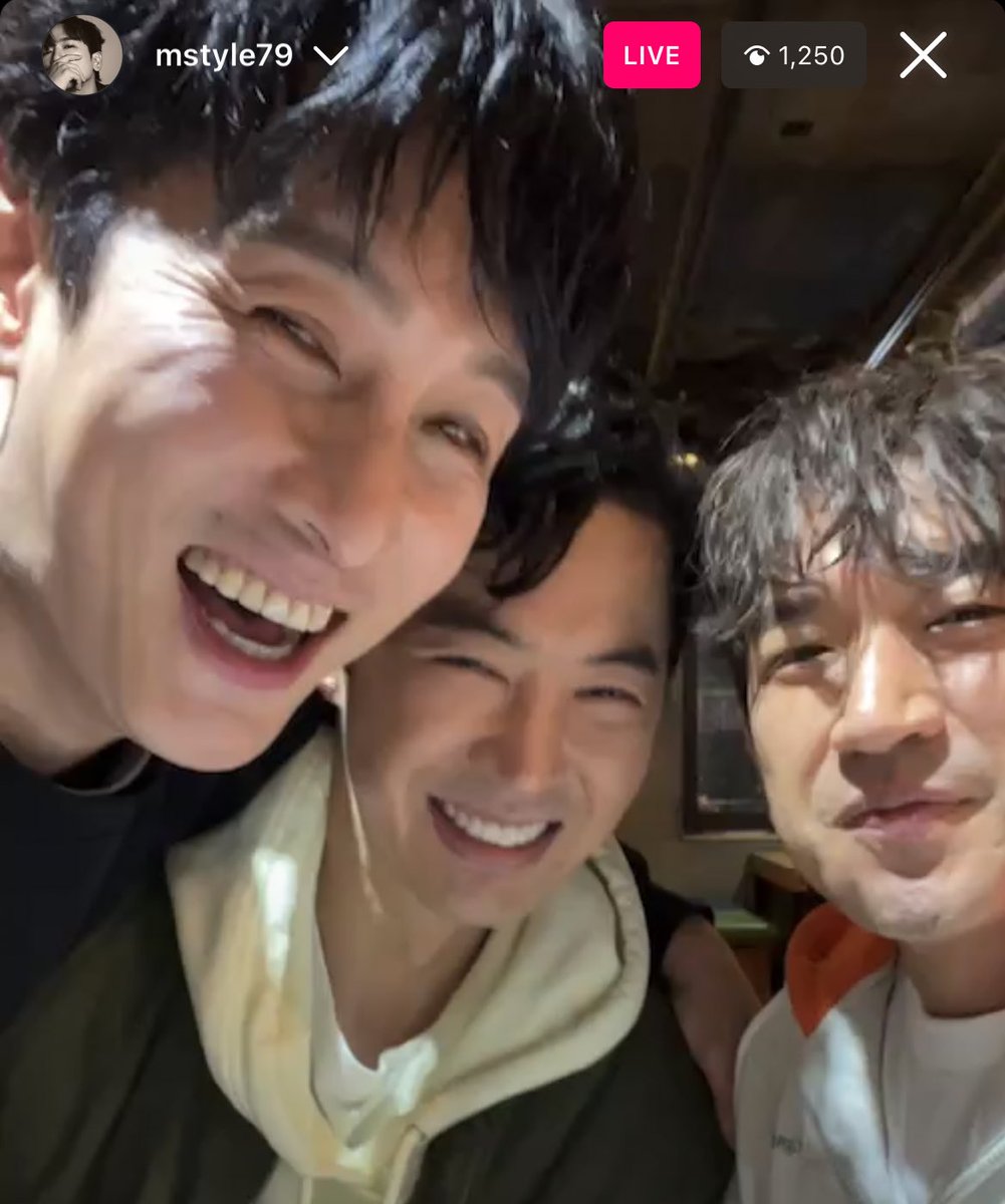 dongwah's tweet photo. the only live i was able to watch 😭 happy new year oppadeul~ ✨🫶🎉 https://t.co/fwYZY3GoxC