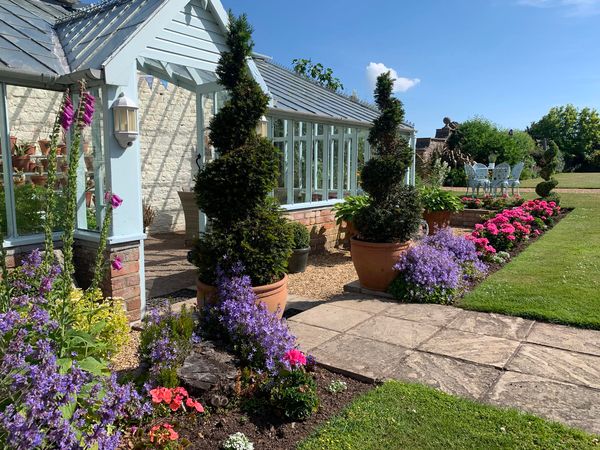 cottagebirdie's tweet photo. Wishing WL friends a Very Happy New Year with love and laughter filling each and every day. We hope to welcome you back in 2023... Nicky, George and the WL Team 🙋‍♀️🙋‍♂️🙋 https://t.co/EjcKqBv0F3