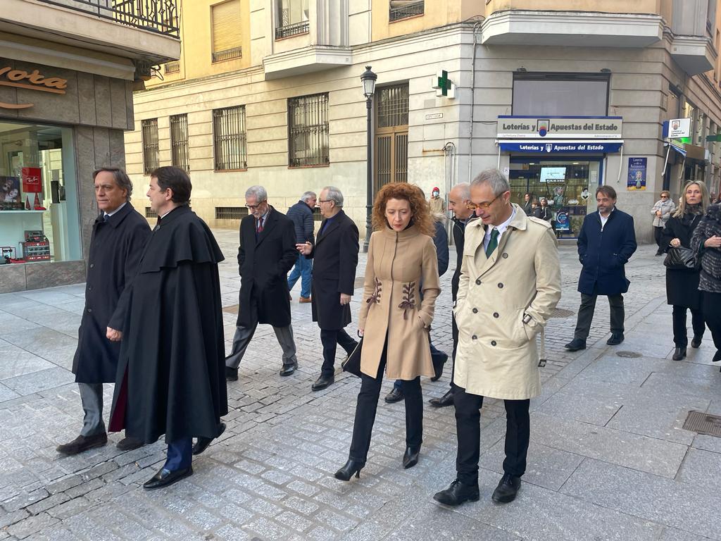 86 años de la muerte de Miguel de Unamuno, el hombre que dijo que el fascismo se cura leyendo y el racismo se cura viajando. Felices de poder celebrarlo de nuevo, con la Asociación Amigos de Unamuno. Ni el frío ha podido empañar esta mañana de 31 de diciembre (#VistelaTierra 😉)