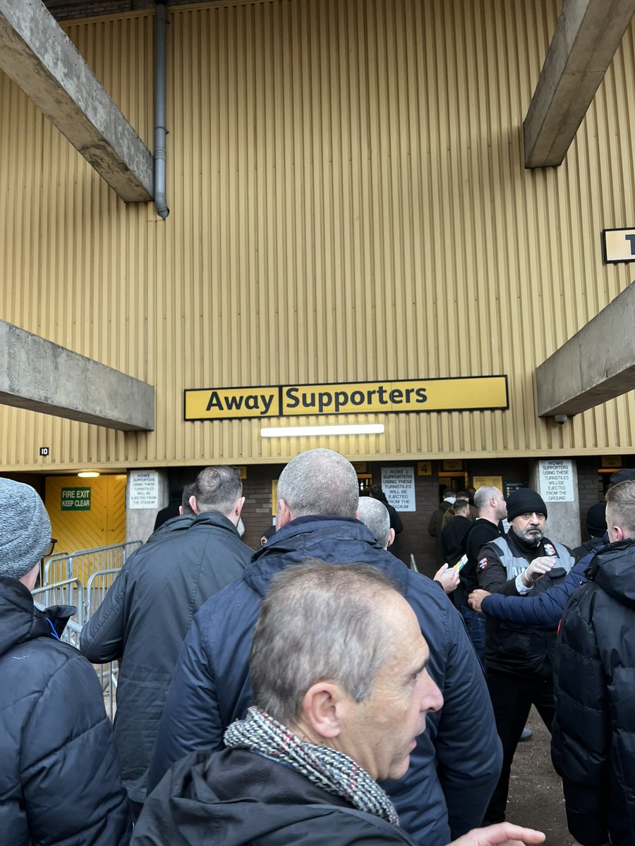 5tevewilliamson's tweet photo. #NewYearsEve away win #manutd #ManutdWolves Train home and go again https://t.co/8e0IkyA3HY