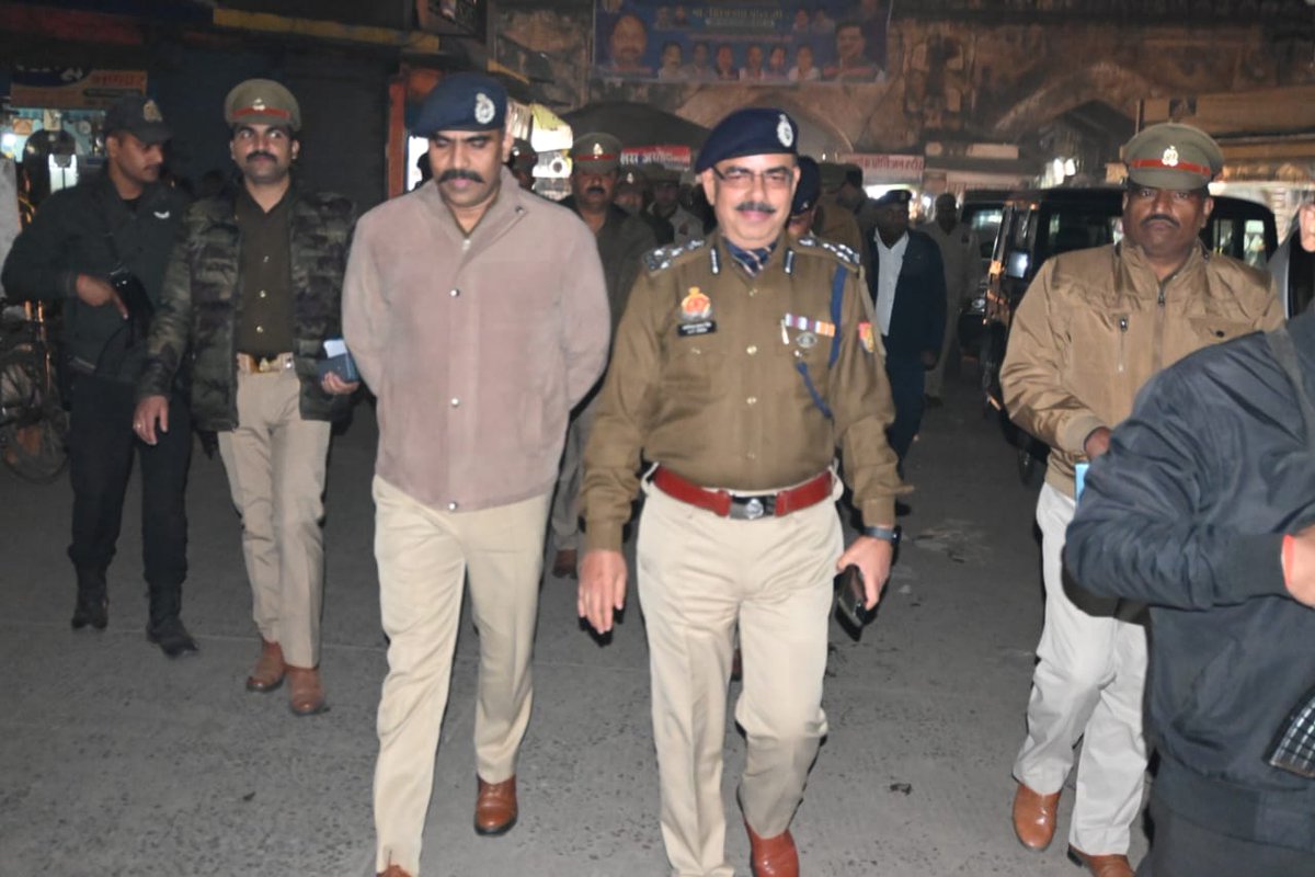नववर्ष‌ की पूर्वसंध्या पर आम जनमानस की सुरक्षा व्यवस्था के दृष्टिगत वरिष्ठ पुलिस अधीक्षक अयोध्या के साथ हनुमानगढ़ी, नयाघाट, राम की पैड़ी आदि क्षेत्रों का निरीक्षण किया गया एवं सम्बंधित अधिकारीगण को आवश्यक दिशा निर्देश दिये गये।