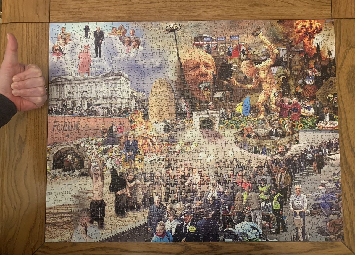 We were up against the clock but the 2022 @coldwarsteve jigsaw is DONE! Just in time to reclaim the table for NYE dinner 🥂#teamHoward with @PaulHowardUK