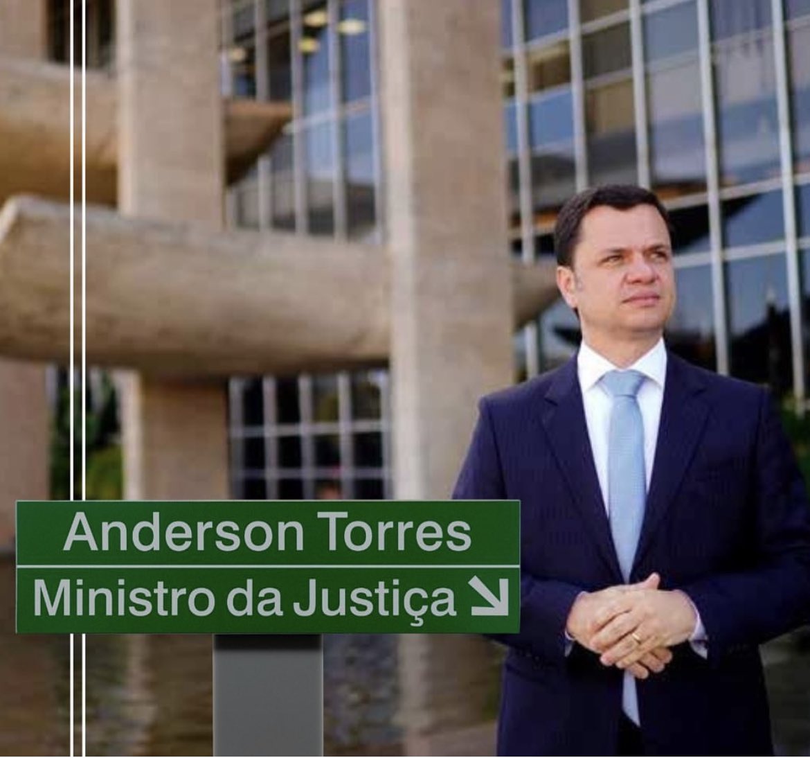 Foram quase 2 anos de muitas conquistas para o 🇧🇷! Agradeço ao PR @jairbolsonaro a honra de estar à frente do @JusticaGovBR e fazer parte de uma equipe tão eficiente e técnica. Hoje, o 🇧🇷 está mais seguro, e voltaremos para dar continuidade a esse belo trabalho. #felizanonovo