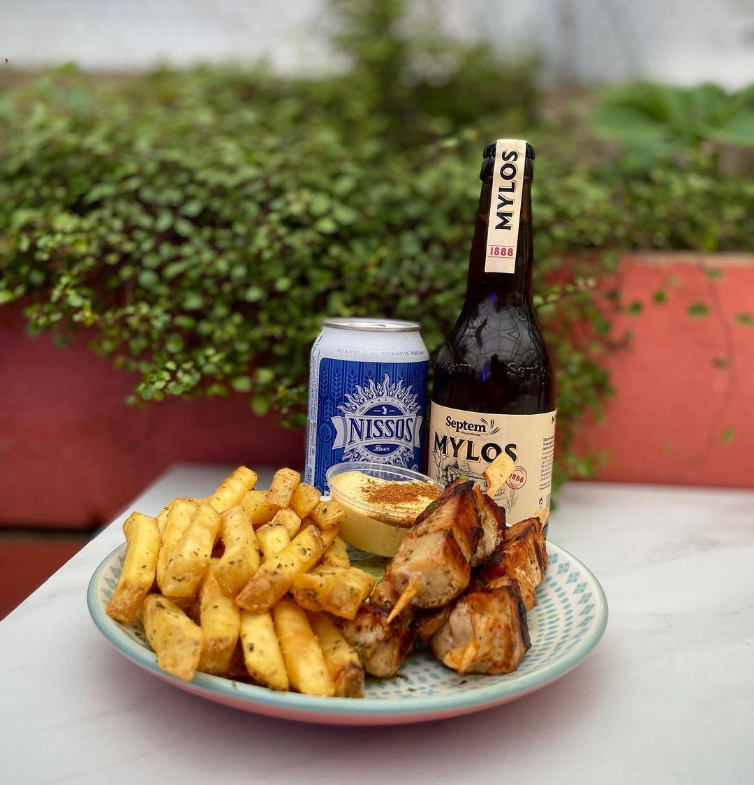 Enjoy authentic #GreekFood with a modern twist right here at Mo Suvlaki 🇬🇷🧡

From smaller snacks to mouthwatering #SuvlakiWraps, they have everything you need for the perfect lunch or dinner! 🍽️

Be sure to tag us in all of your #MoSuvlaki snaps! 📸

bit.ly/3Q1mMWM