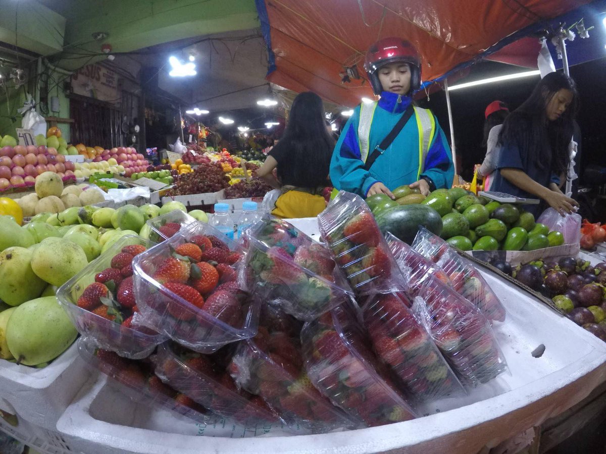 RadyoLaVerdad's tweet photo. TINGNAN: Patuloy ang pagdating ng mga mamimili ng prutas sa Zapote Public Market ngayong gabi, bilang panghanda nila sa pagpalit ng taon.

via Celine Quimson
📸: PNA FB Page

https://t.co/rVEWzUqvam https://t.co/qusv9LMWMf