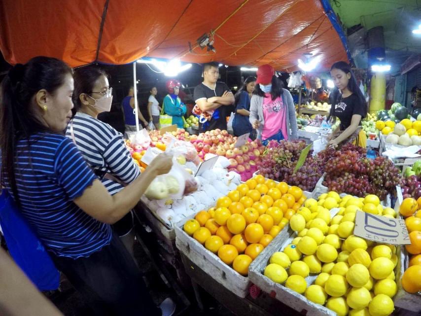 RadyoLaVerdad's tweet photo. TINGNAN: Patuloy ang pagdating ng mga mamimili ng prutas sa Zapote Public Market ngayong gabi, bilang panghanda nila sa pagpalit ng taon.

via Celine Quimson
📸: PNA FB Page

https://t.co/rVEWzUqvam https://t.co/qusv9LMWMf
