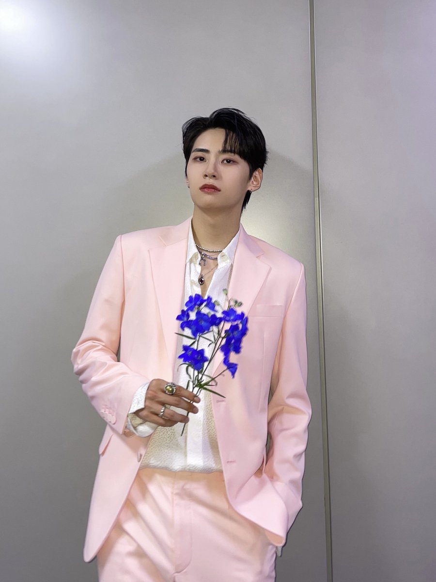 LJH__official's tweet photo. 브이단을 위한 선물 도착 🎁

브이단 새해 복 많이 받으세요✌️💙
2023년에도 진혁이와 함께해요 (ᐡ- ﻌ •ᐡ)

행복한 한 해 되세요! 🎉

#이진혁 #LEEJINHYUK https://t.co/s5ZdChahnj