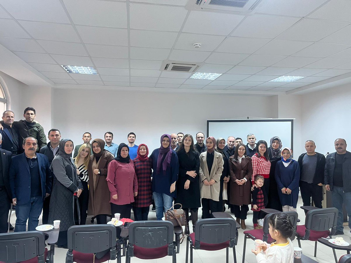 siirt_k's tweet photo. Siirt İl Nüfus Müdürlüğü olarak 2022 son gününde de vatandaşımıza hizmet verdik ve mesai bitimi ile İl Müdürümüz sayın @AsiyeGurlek tüm personelin yeni yılını kutlayarak, yeni yılın mutlu, huzurlu ve sağlıklı olmasını diledi.@suleymansoylu @sefikaygol @TCNufus  @SiirtValiligi https://t.co/yBMX0kpru1