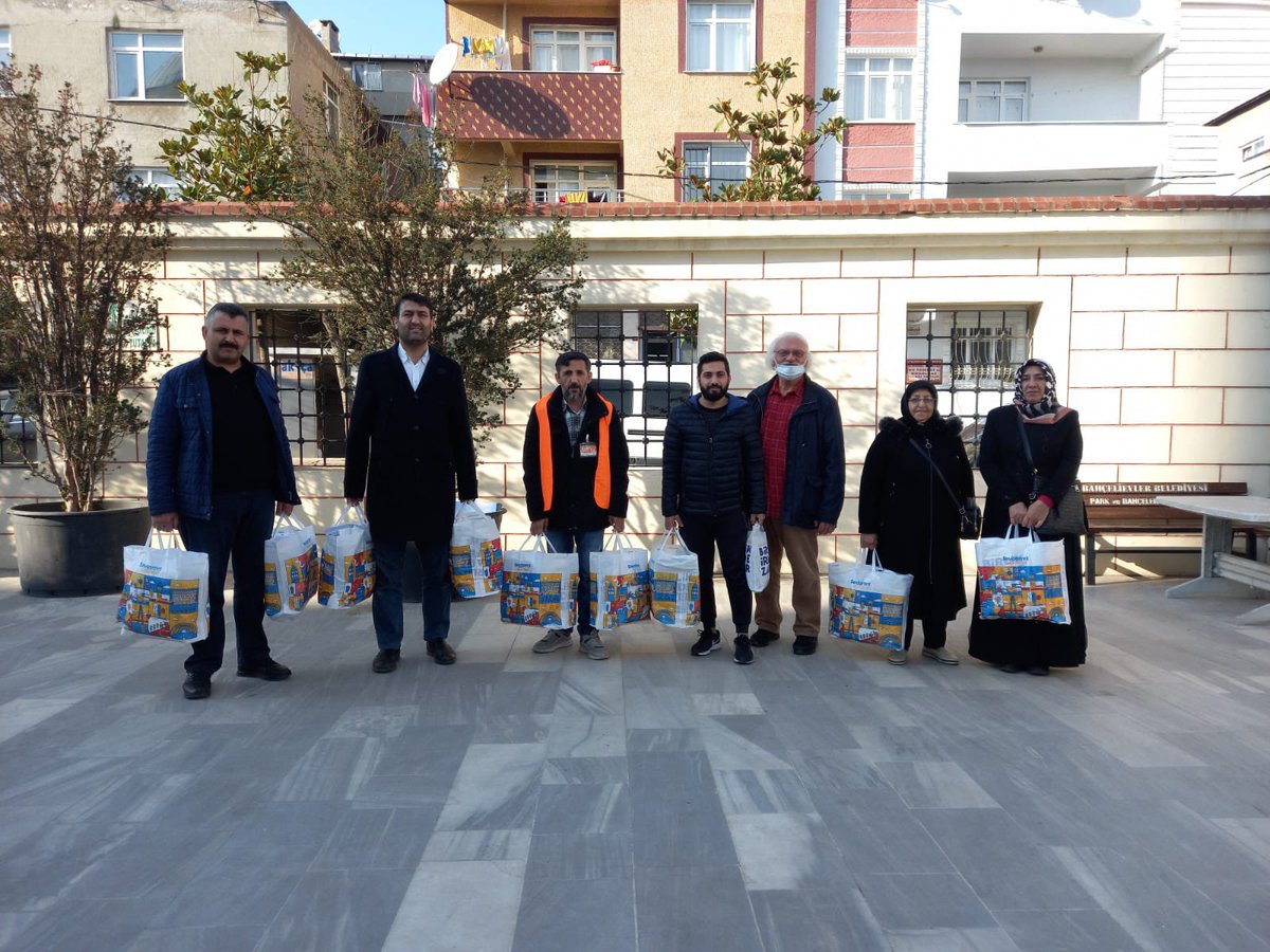 AKBahcelievler's tweet photo. 2023 yolunda, "BİRİZ" diyerek komşularımızı ziyaret etmeye devam ediyoruz.

Yenibosna Merkez Mahallemiz sahada. 

Bahçelievler'de girilmedik sokak, çalınmadık kapı, sıkılmadık el bırakmayacağız.

#2023YolundaBiriz
#BirlikİradeZafer https://t.co/RbAIZwDch7