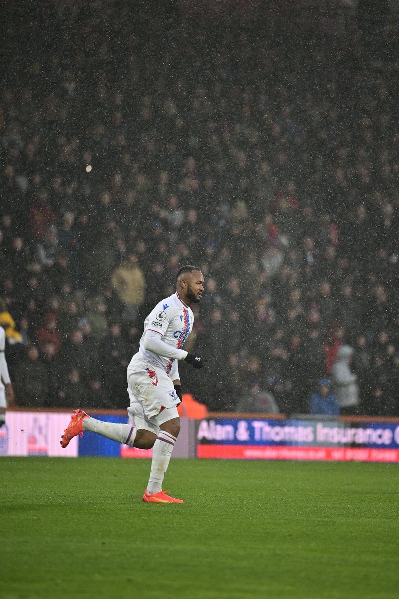 🇬🇭 Jordan Ayew scores his first Premier League goal this season with a well cushioned header from an in-swinging corner. 

The interesting thing is that this is his first league goal this season and it coincides with him starting as the number 9 for Crystal Palace ⚽️