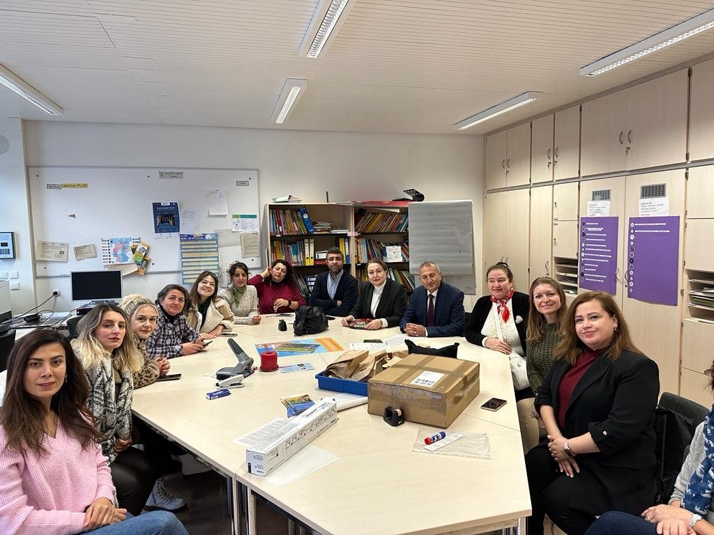 İstanbul İl Mem uhdesinde yürütülen AB Erasmus akreditasyon okul eğitimi hareketliliğine konsorsiyum üyesi olan okulumuzun işbaşı izleme Münir-Almanya hareketliliği @istmem_abhibe <a href="/istanbulilmem/">İstanbul İl Millî Eğitim Müdürlüğü</a> <a href="/memleventyazici/">Levent Yazıcı</a> <a href="/TahirUygur3/">Tahir UYGUR 🇹🇷🇹🇷</a> <a href="/ulusalajans/">Türkiye Ulusal Ajansı 🇹🇷 Turkish NA</a> <a href="/BagcilarMem/">Bağcılar İlçe Milli Eğitim Müdürlüğü</a> <a href="/19_mstfylmz/">Mustafa YILMAZ</a> <a href="/hacibekirakin/">Haci Bekir</a>