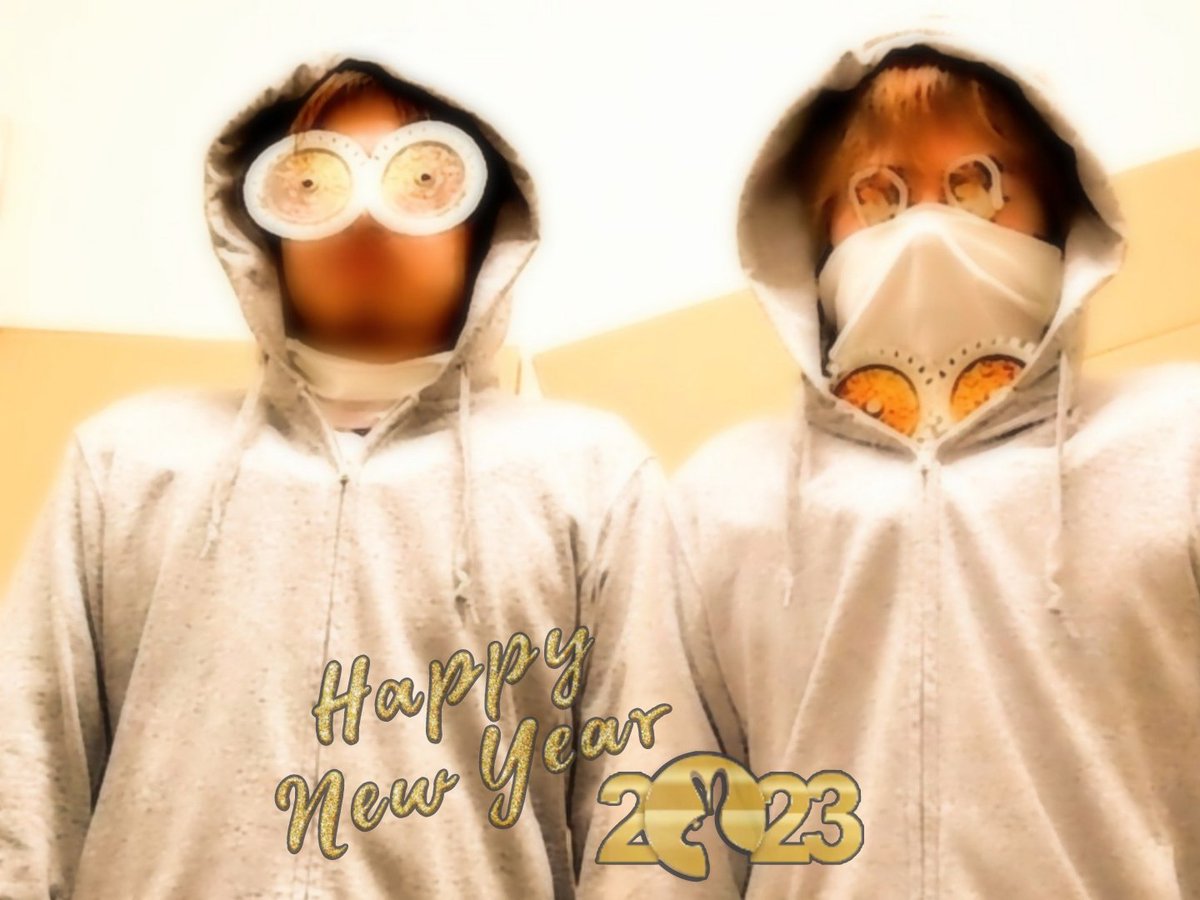 kyomoaccess's tweet photo. 改めまして
皆 様 あ け お め
今 年 も a c c e s s は 尊 い
#akyocess
#gearshinedance
#宇宙に戯れる兎と月
#去年のがパンチありすぎて見劣る
#だが構図は抜かりない
#背景は段ボール
#皆さんが良い初夢を見れますように https://t.co/yDpuKA86U6