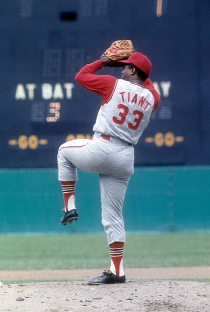 TheBaseballTM's tweet photo. Luis Tiant got much better once he joined Cleveland, as his ERA stayed under 3.75 in all six years there. His strongest season came in 1968, when he went 21-9 with an AL-leading 1.60 ERA. He was an all-star for the first time, finishing 5th in MVP voting.
#Tiant #Guardians #MLB https://t.co/aKSxeMs5sU