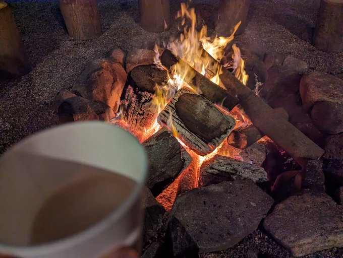 毎年恒例氏神様への初詣、今日も甘酒と焚き火で清めていく 