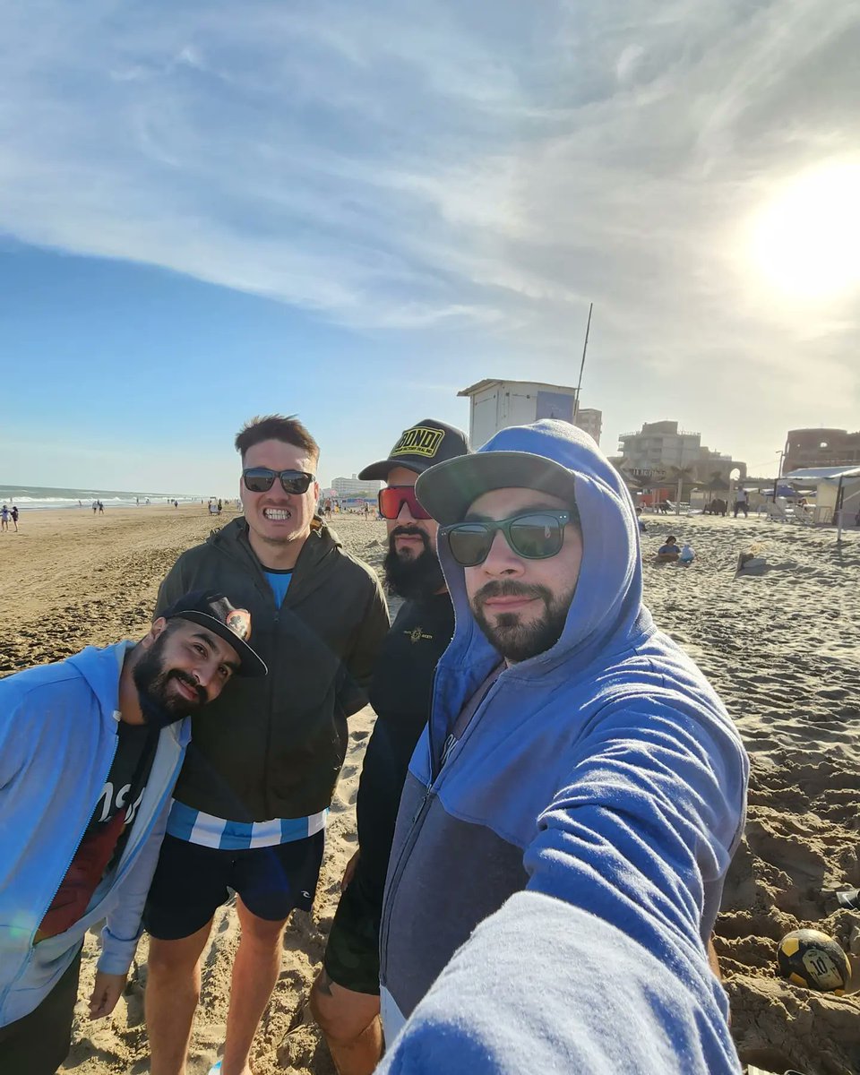 El año nos despide así. Juntos. Les deseamos mucho amor, amistad, familia, salud y música. Se nos viene un año lleno de desafíos!

Felicidades a todxs!