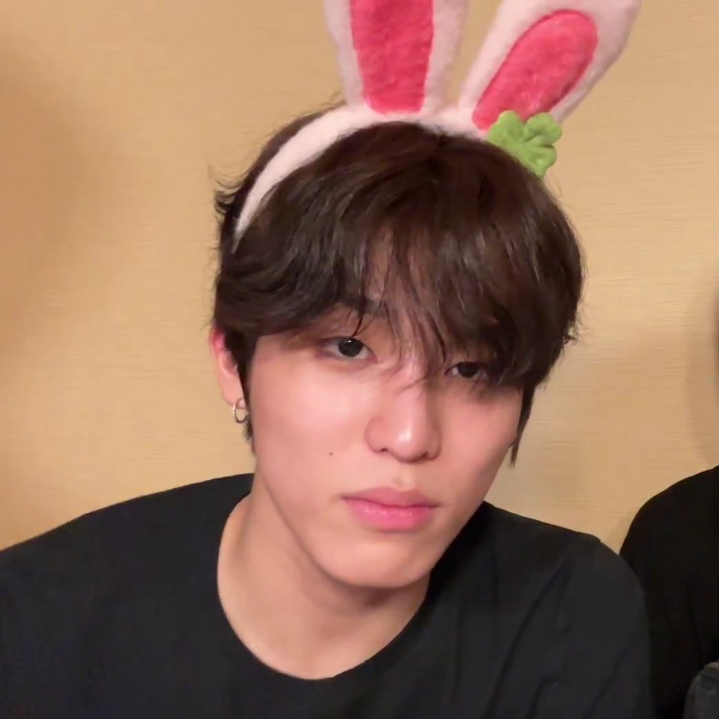archiveofwoo's tweet photo. jeongwoo is so attractive even with that bunny headband https://t.co/3dByQiTNSZ