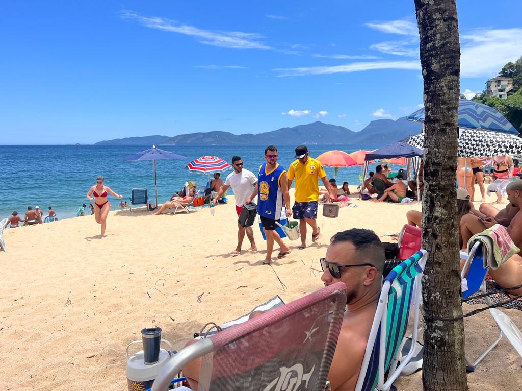 vfgomes's tweet photo. @StephenCurry30 jerseys rocking at the beaches in Angra dos Reis Brazil! Summer happy New Year is the best! https://t.co/1kF0x8smwZ