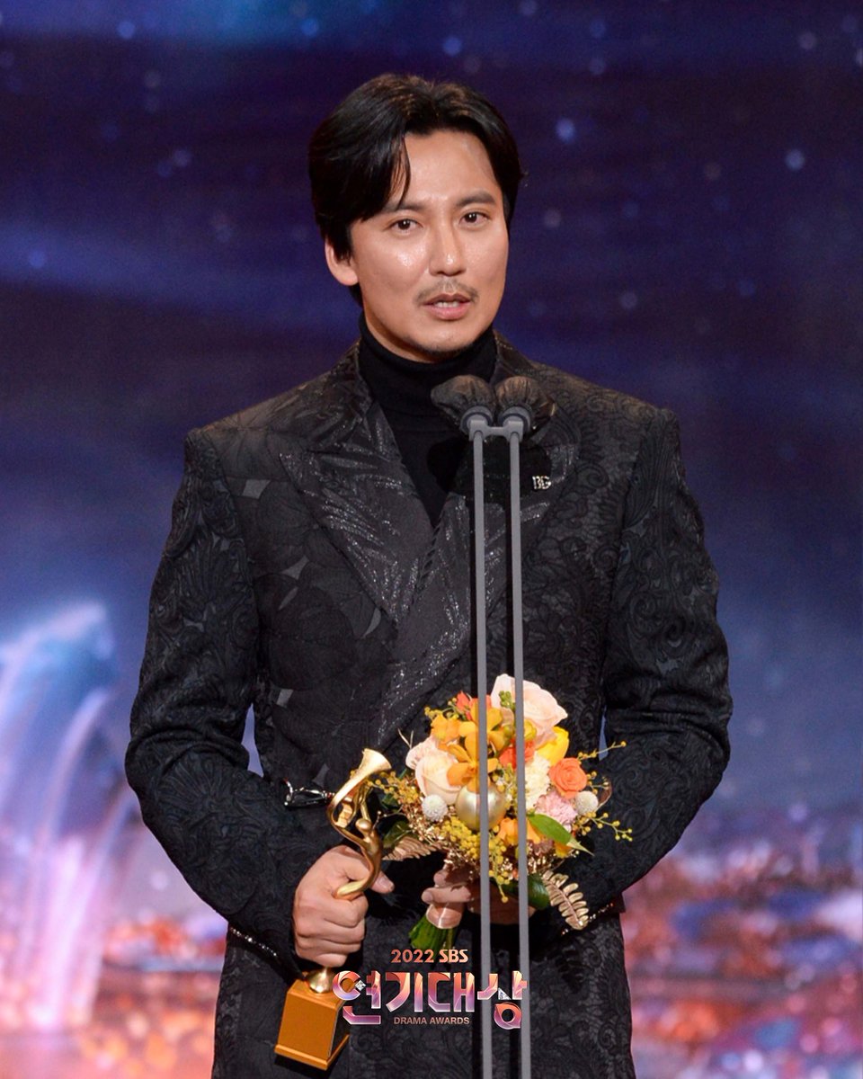 SBSNOW's tweet photo. <2022 SBS 연기대상> #대상🏆 
#김남길 #악의마음을읽는자들 #throughthedarkness 

#2022SBS연기대상 #SBSDramaAwards 
#SBS드라마 #연기대상 #2022연기대상 https://t.co/a6CamM8AcZ
