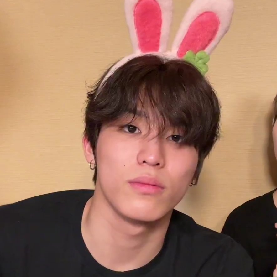 archiveofwoo's tweet photo. jeongwoo is so attractive even with that bunny headband https://t.co/3dByQiTNSZ