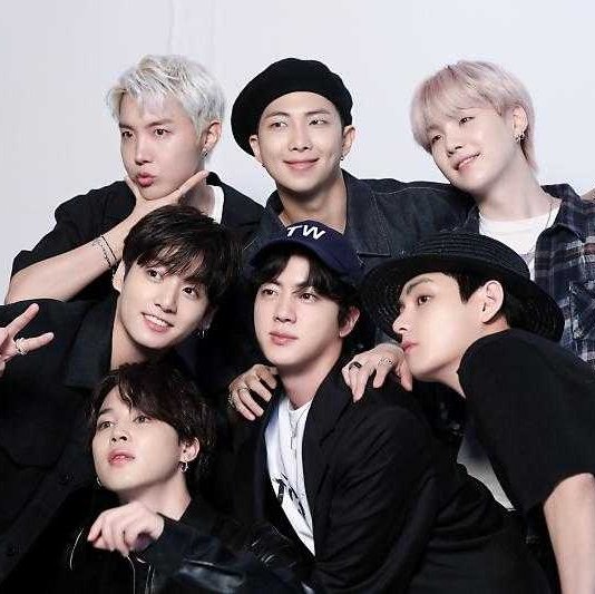 Azucena23960ho1's tweet photo. @bts_bighit 새해 복 많이 받으세요 방탄소년단 2022년 항상 우리 곁에 있어주셔서 감사합니다, 2023년 많은 행복, 사랑, 건강, 성공을 기원하며 평생 함께 군대에 있고 영원히 곁에서 늙어갈 수 있기를 바랍니다 방탄소년단 2023년 💜 💜 복 많이 받으세요  @BTS_jp_official @BTS_twt #HappyNewYear2023 #BTS https://t.co/H6qpdDaPW7