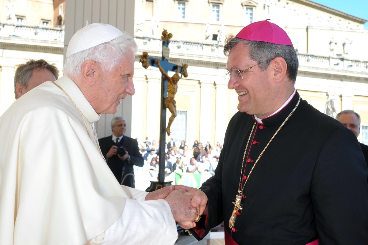 Papa Benedikt XVI. bit će zlatnim slovima upisan u povijest Sisačke biskupije. Naime, upravo je on bulom „Antiquam fidem“ 5. prosinca 2009. ponovno uspostavio Sisačku biskupiju. tinyurl.com/5y82fh6y