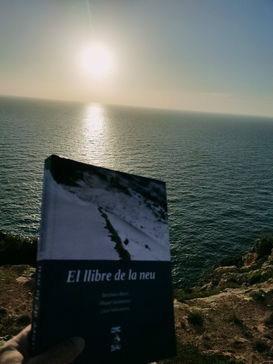 Gaudint de la darrera posta de ☀️ de l'any 2022. Desde el migjorn, desde la costa de Llucmajor (Cap blanc) mentres es pon el ☀️ llegint el llibre del mestre <a href="/MiquelSalamanca/">Miquel Salamanca</a> bona entrada d'any. Salut i feliç vida a tothom. Visca Ses Illes Balears, sempre! 🤘🏽❤️