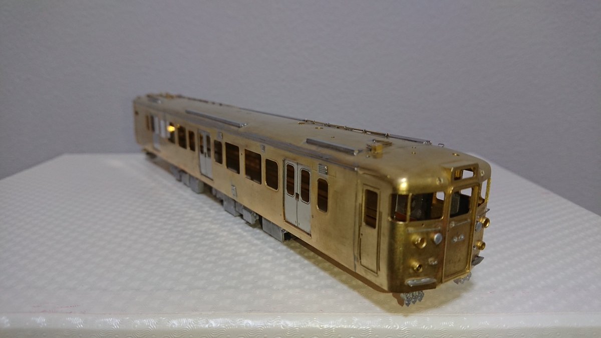 GSE206's tweet photo. 明けましておめでとうございます。
昨年は様々な模型イベントに参加し沢山の方に会いお話をさせて頂けました。
2023年も宜しくお願い致します。

何とかサンパチ君の上周りが完成しました！
塗装は暫く無理なのでHK100を進めます。

#113系3800番 #tabuchitrain https://t.co/hALPjBAMPO