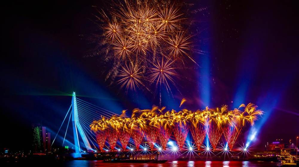 Nee, het vuurwerk op de Erasmusbrug gaat niet door. Maar de kerkdiensten rond #OudenNieuw
wel! Vanavond ben je om 19.30 uur van harte welkom en morgenochtend om 11 uur.
#oudejaarsdag #pelgrimvaderskerk #delfshaven