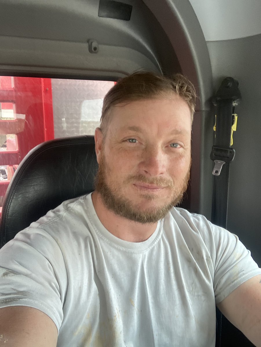 Throat_Asassin's tweet photo. Not your pretty boy type, but your working man type 😜 #trucking #WestTexas #Texasman https://t.co/fzIiTDmXwT