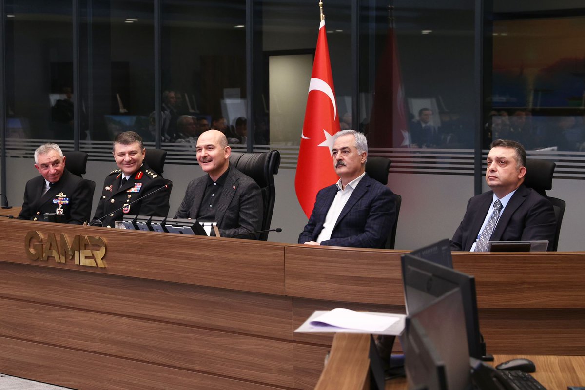 TC_icisleri's tweet photo. Bakanımız Sn. @suleymansoylu Bakanlığımız Güvenlik ve Acil Durumlar Koordinasyon Merkezi'nde (GAMER), tüm Türkiye'de alınan yılbaşı tedbirleri ile ilgili, illerimize videokonferans ile bağlanarak değerlendirmelerde bulundu https://t.co/bWzIXFq5AS