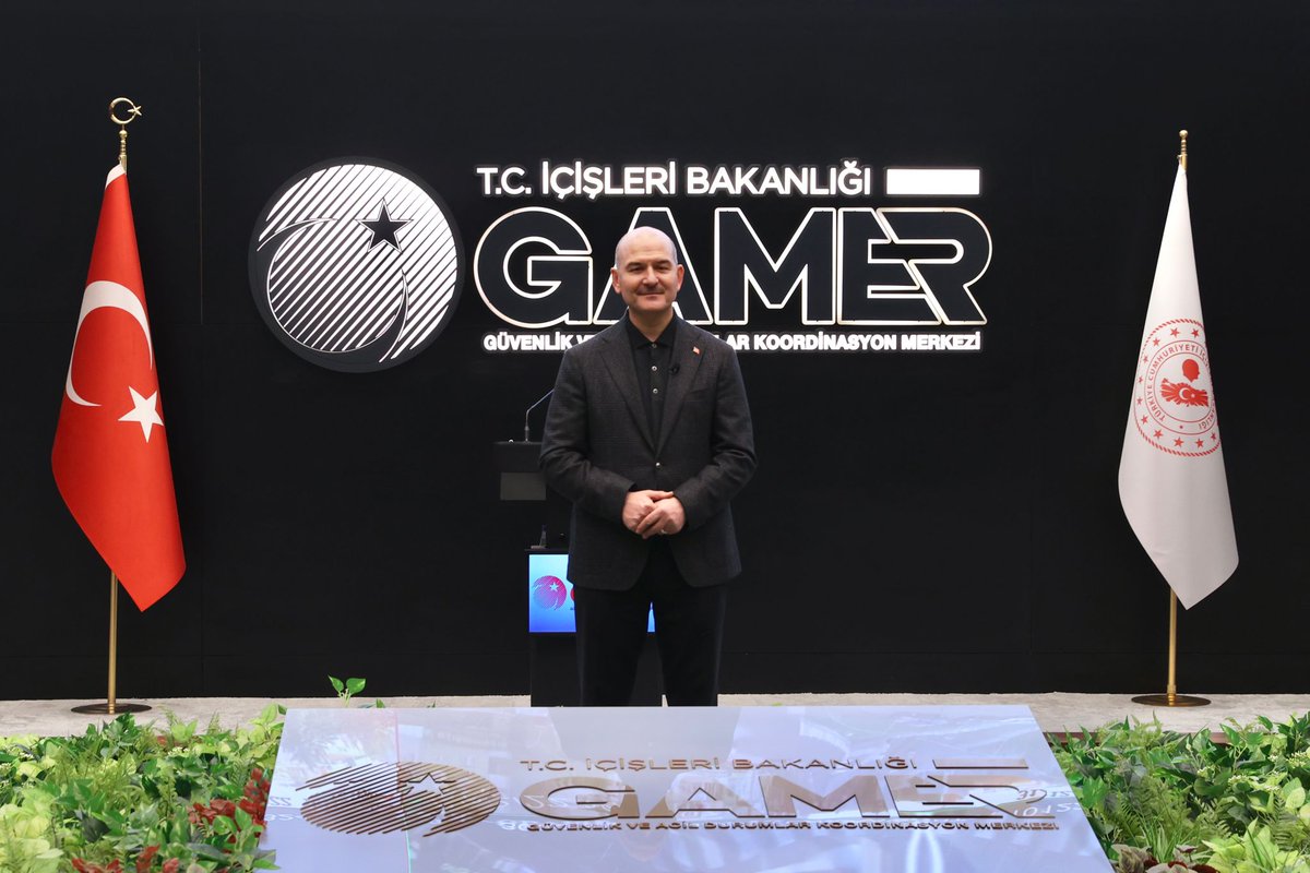 TC_icisleri's tweet photo. Bakanımız Sn. @suleymansoylu Bakanlığımız Güvenlik ve Acil Durumlar Koordinasyon Merkezi'nde (GAMER), tüm Türkiye'de alınan yılbaşı tedbirleri ile ilgili, illerimize videokonferans ile bağlanarak değerlendirmelerde bulundu https://t.co/bWzIXFq5AS