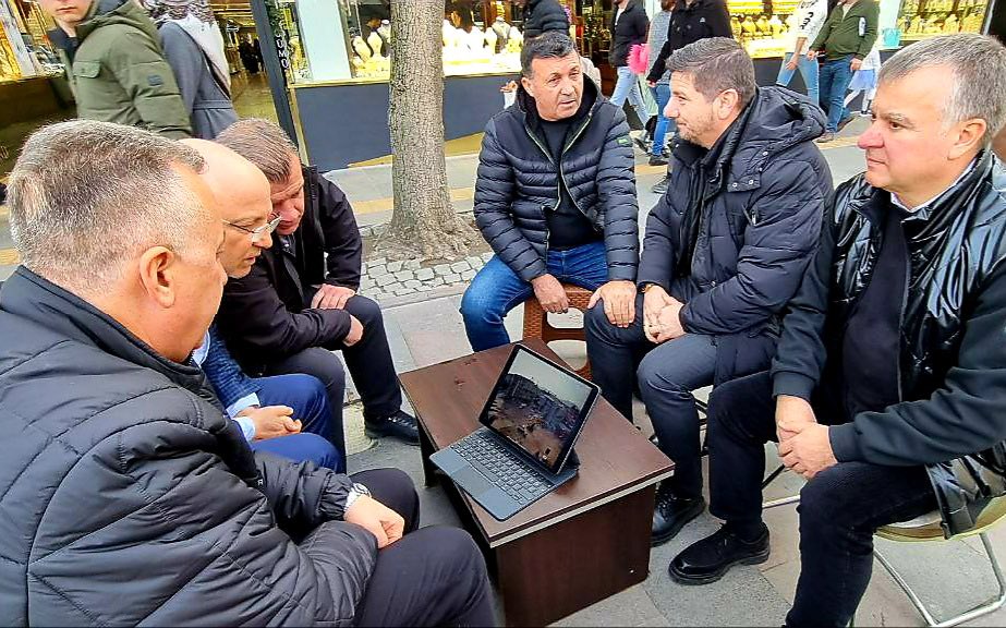 AhmetAs54's tweet photo. Sayın Mutlu Işıksu Başkanımız ,Hilmi Kayın binasının yıkım çalışmalarını yerinde gözlemlemek ve bizlere ,yakın çevreye olumsuz bir etkisini sormak için ziyarette bulundu..Siz bu kadar ince düşünürken biz şikayet edebilirmiyiz sayın @ISIKSUMUTLU başkanım #ADAHAYAT 👏🏻👏🏻👏🏻👏🏻👏🏻👏🏻 https://t.co/xuYQdBp6W1