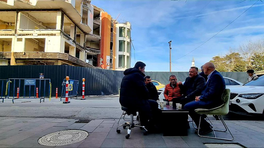 AhmetAs54's tweet photo. Sayın Mutlu Işıksu Başkanımız ,Hilmi Kayın binasının yıkım çalışmalarını yerinde gözlemlemek ve bizlere ,yakın çevreye olumsuz bir etkisini sormak için ziyarette bulundu..Siz bu kadar ince düşünürken biz şikayet edebilirmiyiz sayın @ISIKSUMUTLU başkanım #ADAHAYAT 👏🏻👏🏻👏🏻👏🏻👏🏻👏🏻 https://t.co/xuYQdBp6W1