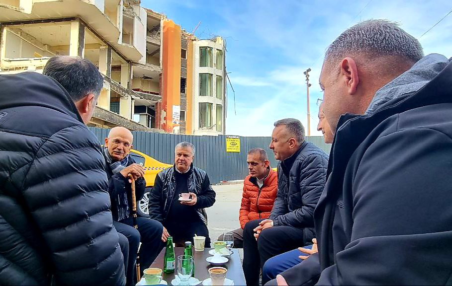 AhmetAs54's tweet photo. Sayın Mutlu Işıksu Başkanımız ,Hilmi Kayın binasının yıkım çalışmalarını yerinde gözlemlemek ve bizlere ,yakın çevreye olumsuz bir etkisini sormak için ziyarette bulundu..Siz bu kadar ince düşünürken biz şikayet edebilirmiyiz sayın @ISIKSUMUTLU başkanım #ADAHAYAT 👏🏻👏🏻👏🏻👏🏻👏🏻👏🏻 https://t.co/xuYQdBp6W1