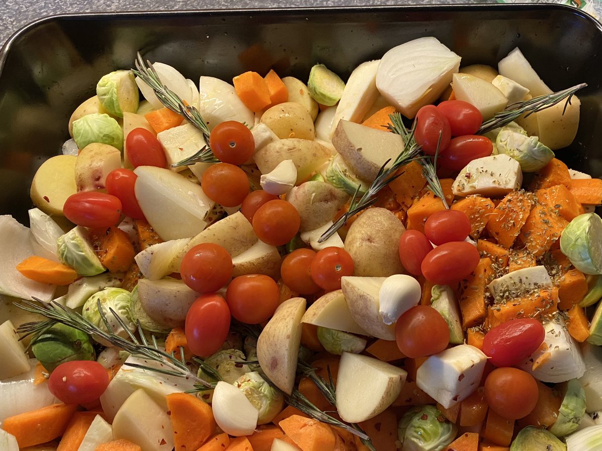 PicturskewPhoto's tweet image. In the kitchen today using up@the last of the #xmas #veggies Roast Veg Soup. @Deirsco @bcripps078 #creativekitchen 👨‍🍳