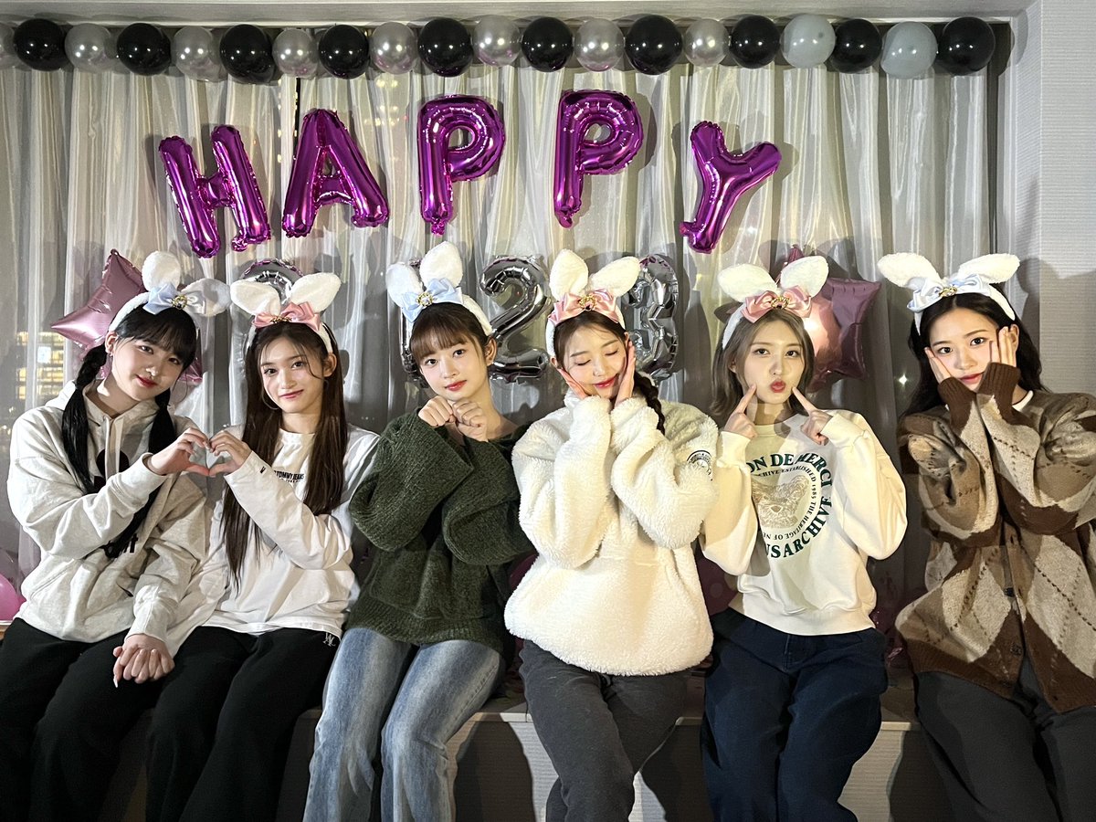 IVEstarship's tweet photo. 📸
2023 Happy New Year ☀️

토끼같은 우리 여섯 🐰💓
올해도 DIVE를 향해 깡총깡총 뛰어갈 테니 
2023년도 IVE와 DIVE의 해로
함께 만들어 봐요 🖤 아이팅! ✊

#IVE #아이브 https://t.co/x2xqOKPqHP